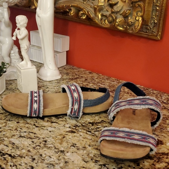 * MinneTonka Melody Sandals - Picture 3 of 8